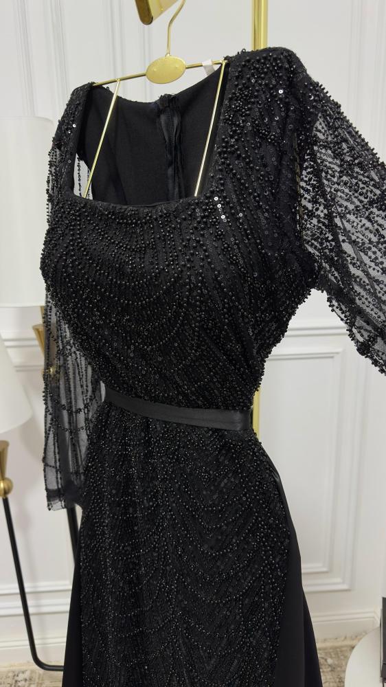 الفستان الذي على وشك أن يتم ارتداؤه