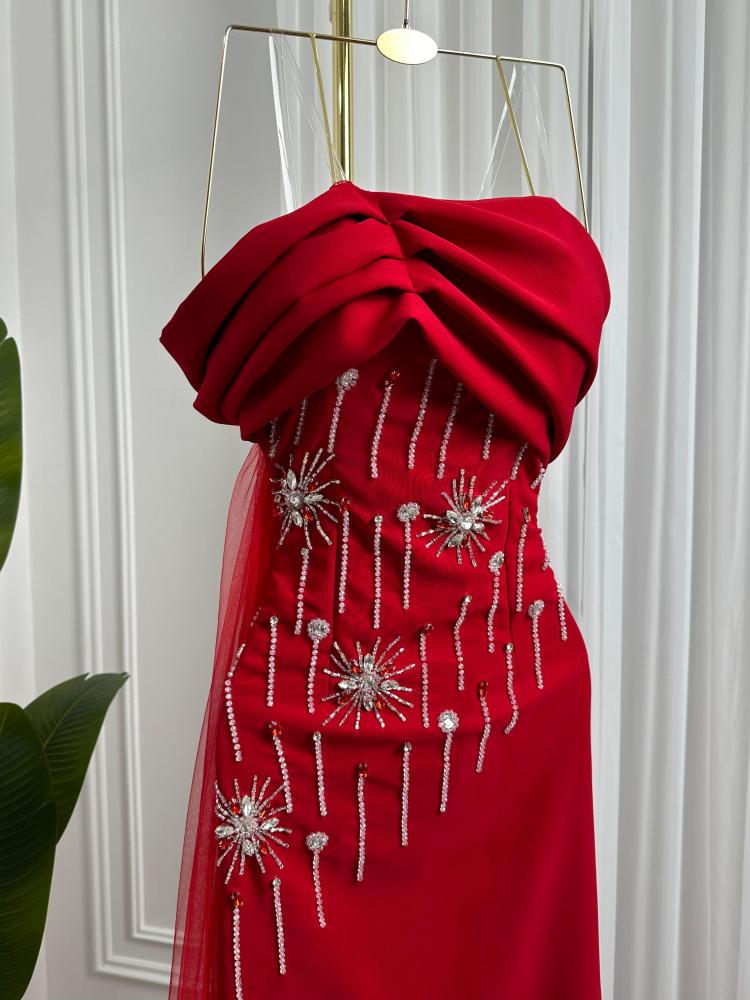 فستان باربي مطرز يدويًا وذيل من التول