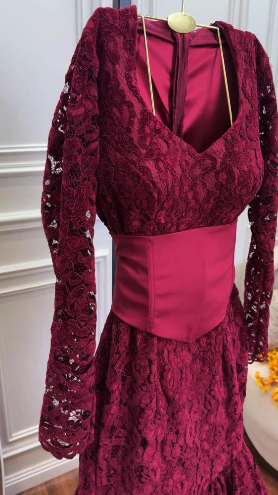 فستان من الدانتيل الفرنسي