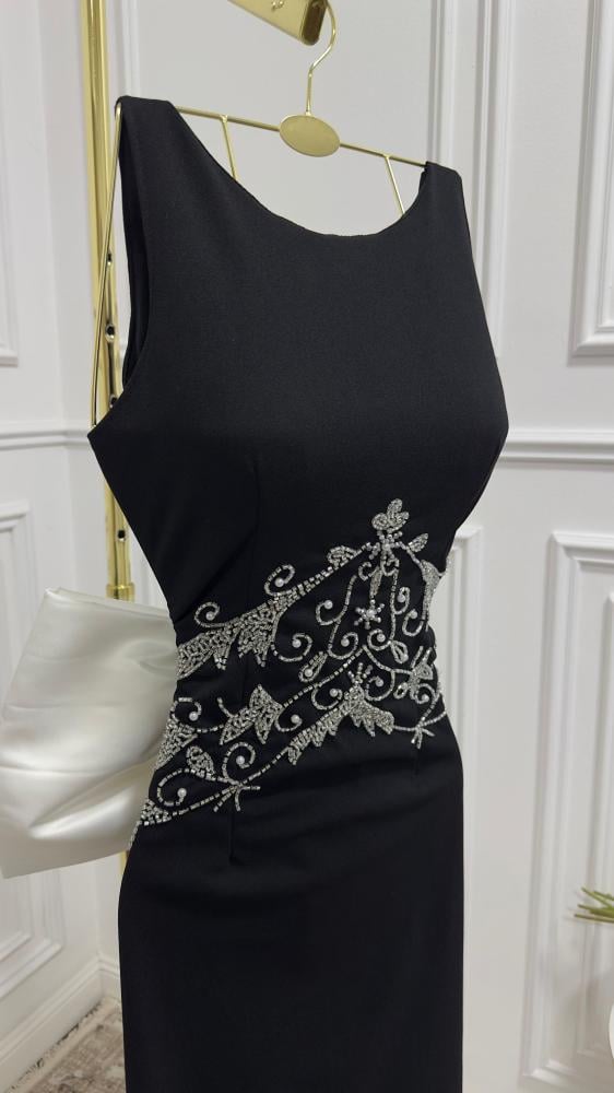 فستان كريب مطرز بذيل ميكادو