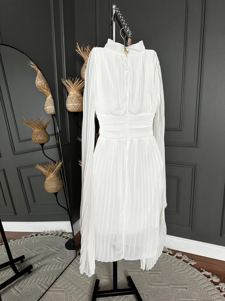 فستان شيفون ممزق ومطوي