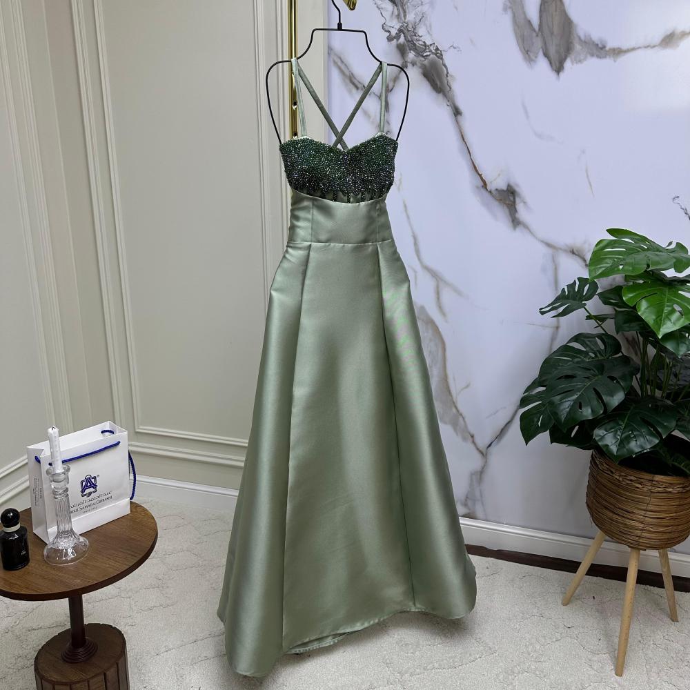 فستان ميكادو مطرز على الصدر