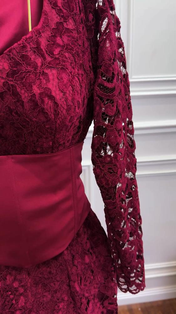 فستان من الدانتيل الفرنسي