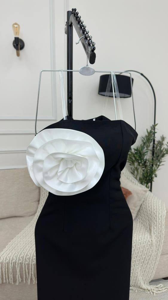 فستان باربي مع صدر وردة