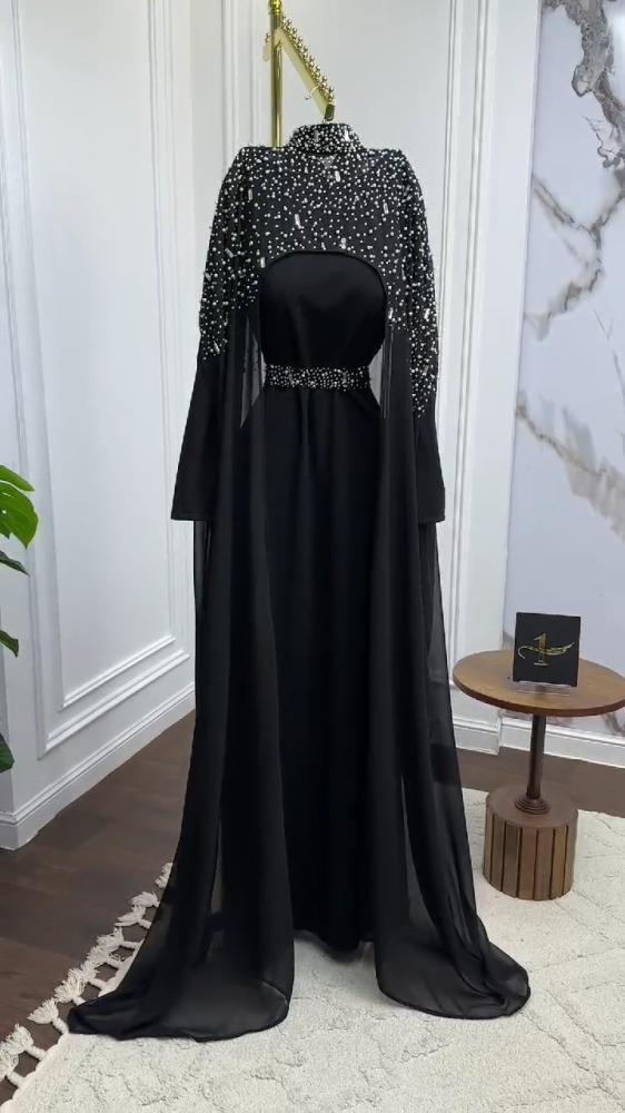 فستان من الكريب المرن والشيفون المطرز