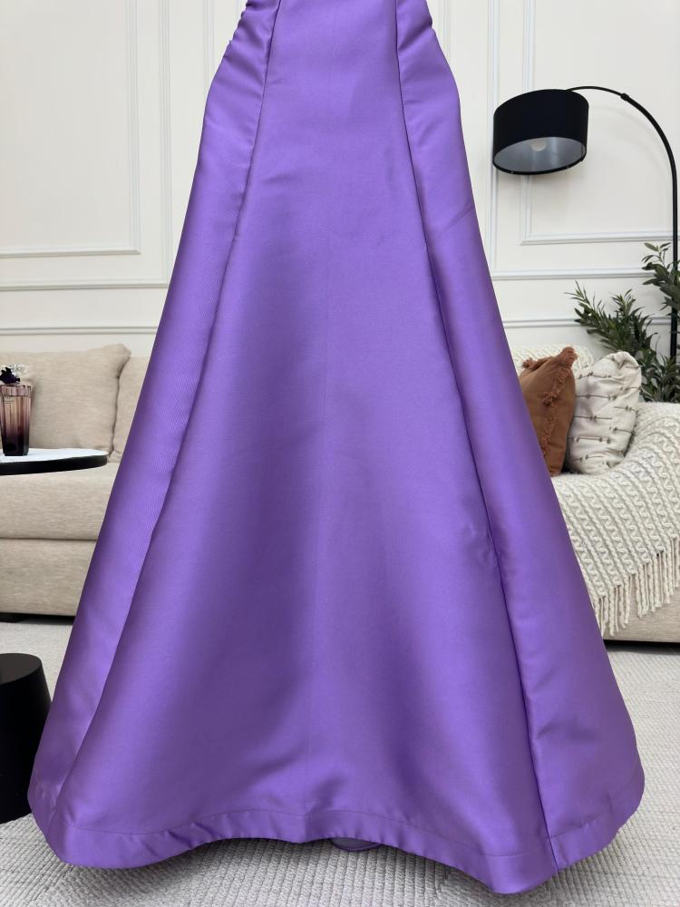 فستان ميكادو مطرز يدويًا على الصدر