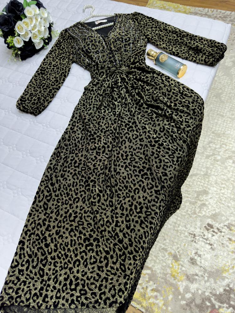 فستان نمر مخملي مطرز بالفصوص