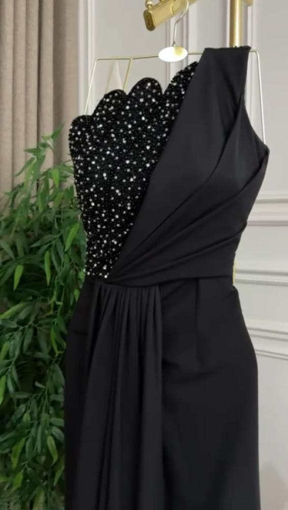 فستان ساتان مع تكلفة الصدر