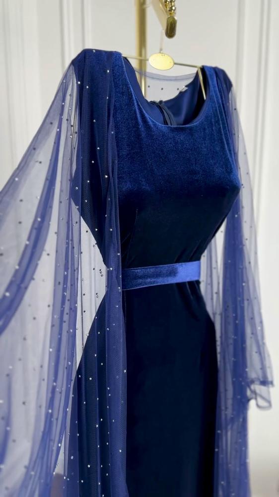 فستان مخملي بأكمام من التول