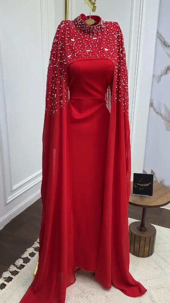 فستان من الكريب المرن والشيفون المطرز