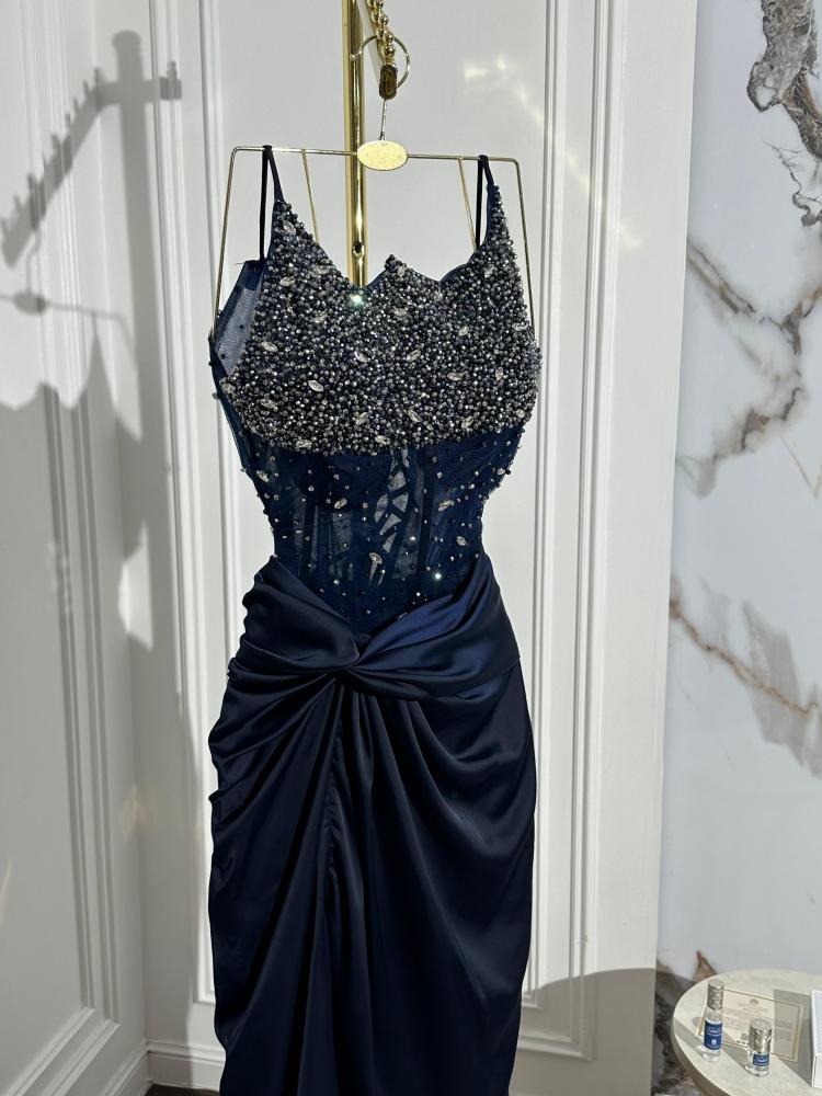 Embroidered taffeta dress on the hill