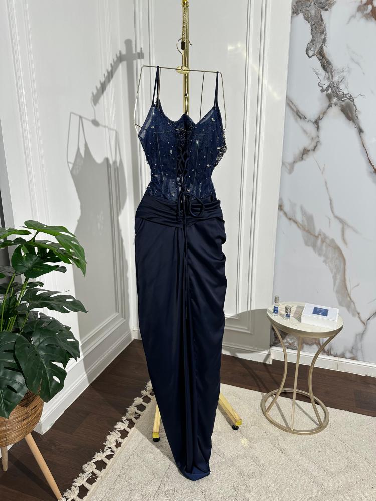 فستان من التفتا المطرز على التل