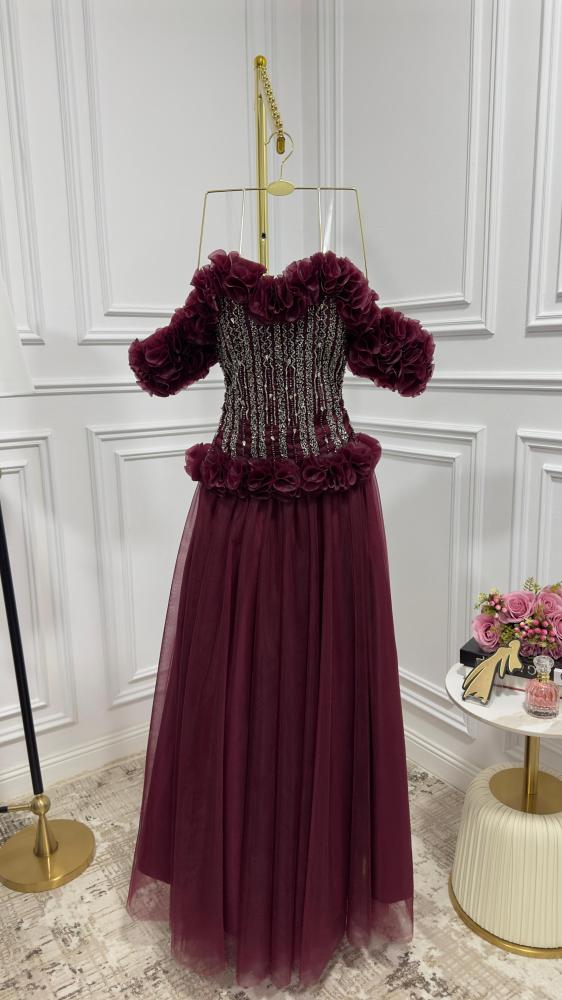 فستان طويل مقطوع بالليزر