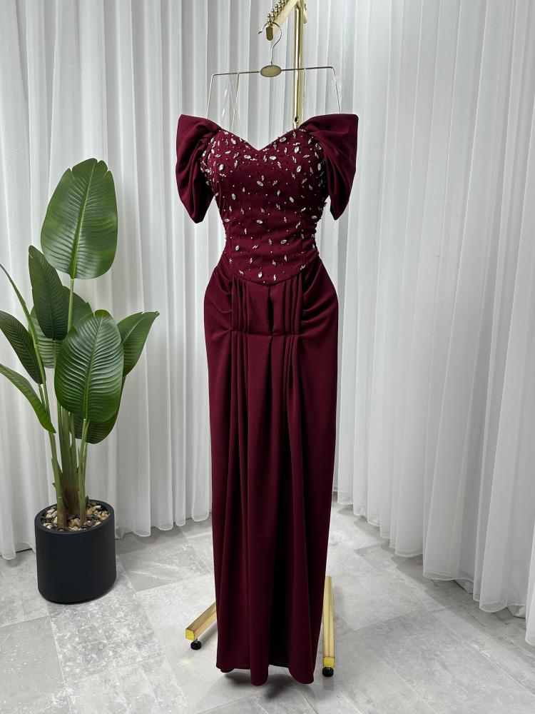 فستان ساتان مطرز على الصدر