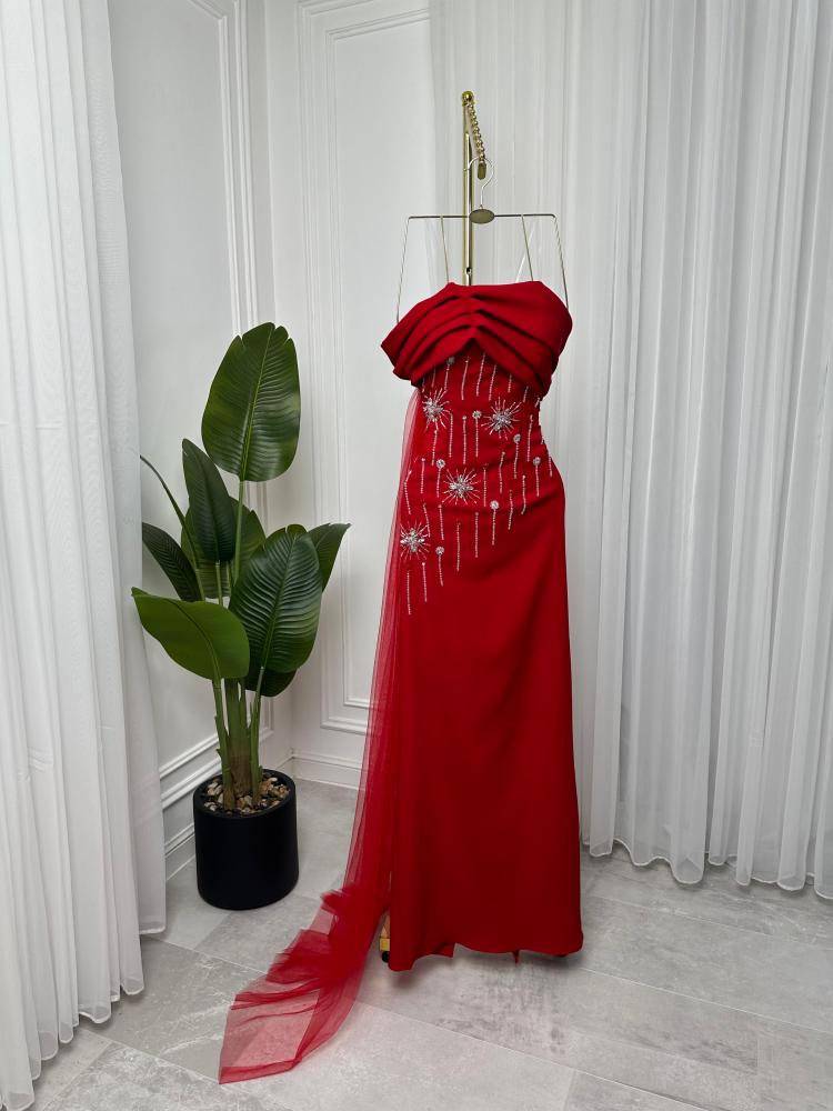 فستان باربي مطرز يدويًا وذيل من التول