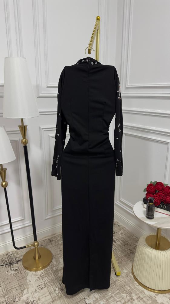 فستان كريب مطاطي وتطريز يدوي