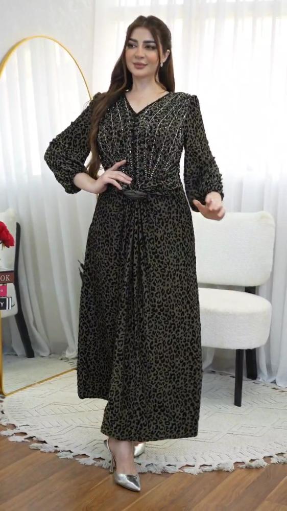 فستان نمر مخملي مطرز بالفصوص