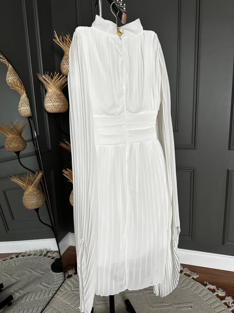 فستان شيفون ممزق ومطوي