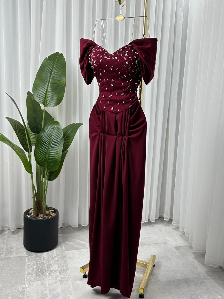 فستان ساتان مطرز على الصدر