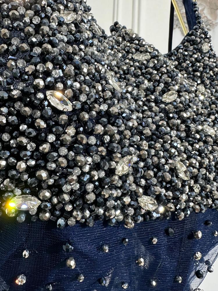 فستان من التفتا المطرز على التل