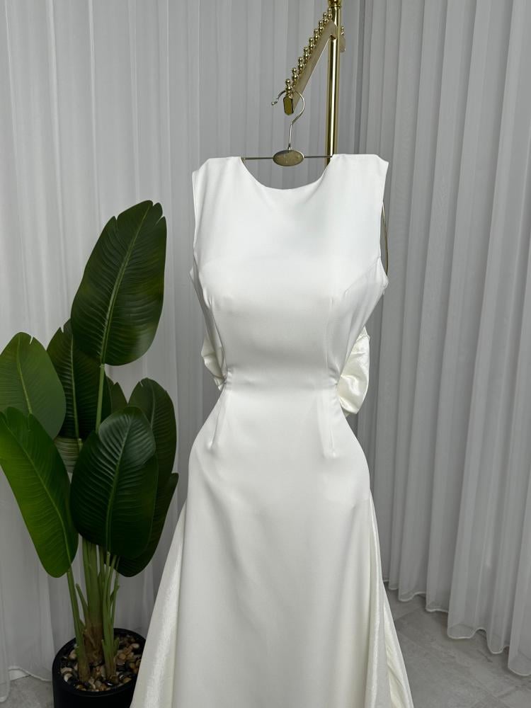 فستان أبيض عاجي