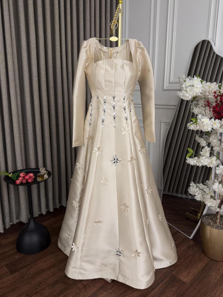 فستان ميكادو مطرز يدويًا