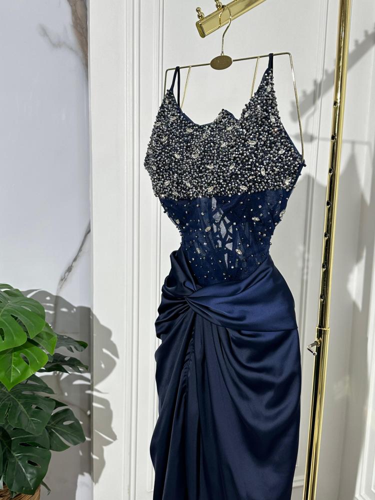 Embroidered taffeta dress on the hill