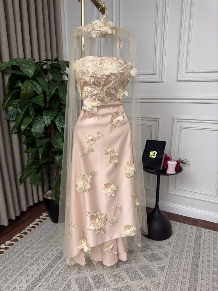 فستان عبارة عن خيط وزهرة