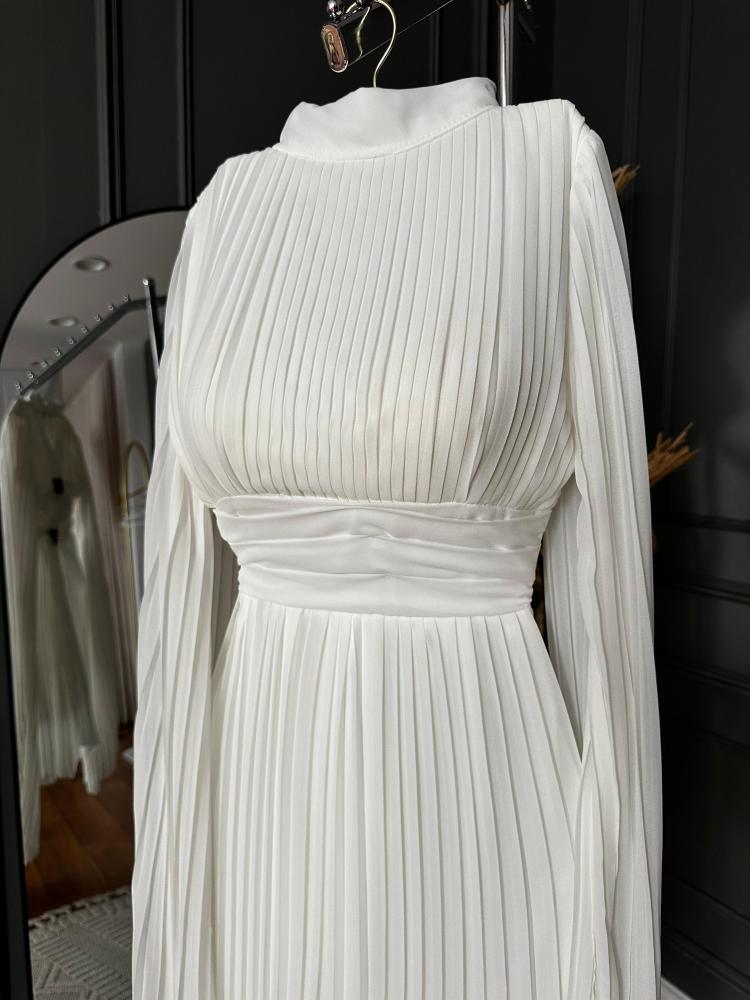 فستان شيفون ممزق ومطوي