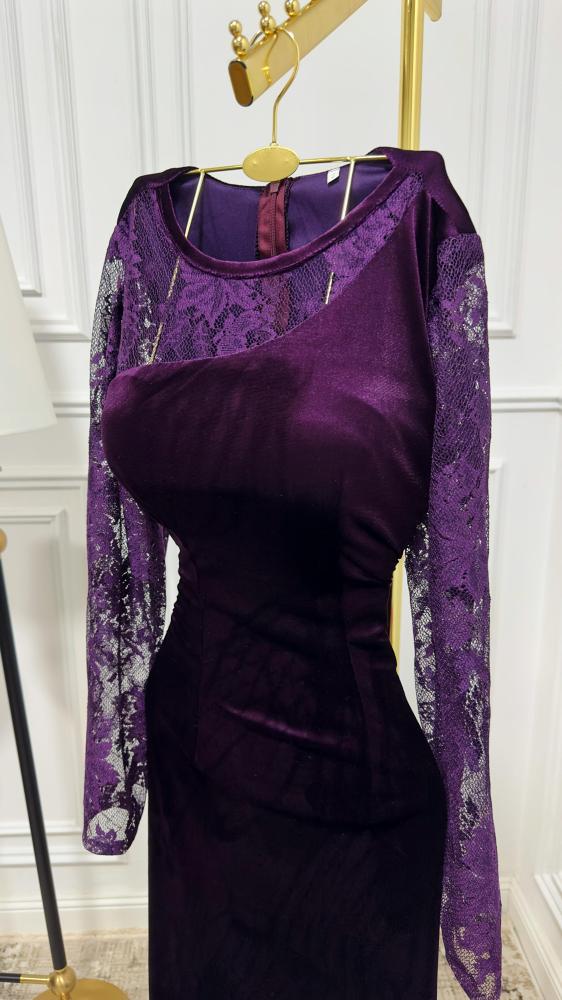 فستان مخملي ودانتيل