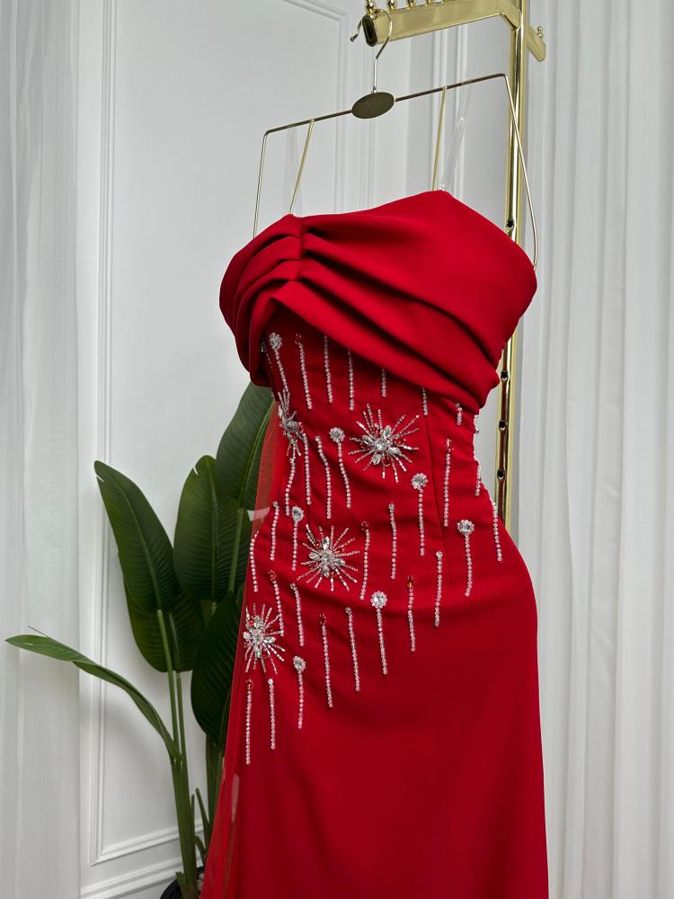 فستان باربي مطرز يدويًا وذيل من التول