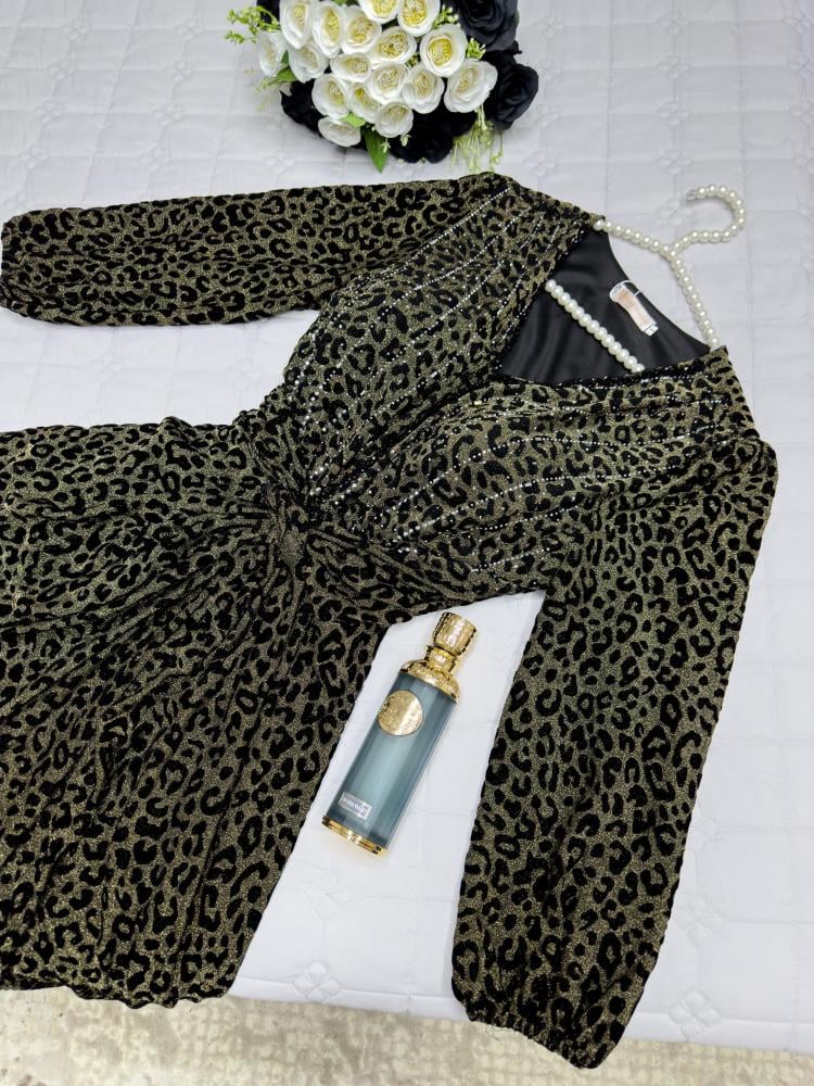 فستان نمر مخملي مطرز بالفصوص