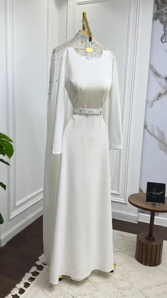 فستان من الكريب المرن والشيفون المطرز