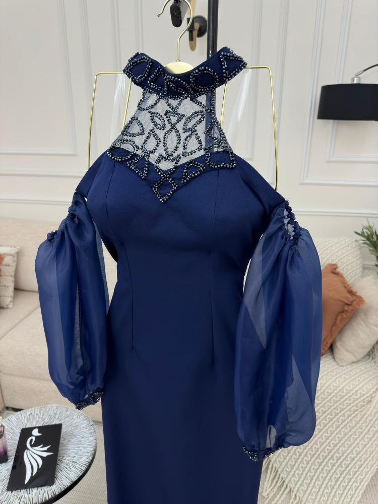 فستان باربي وأكمام الجزرة