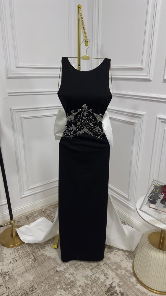 فستان كريب مطرز بذيل ميكادو