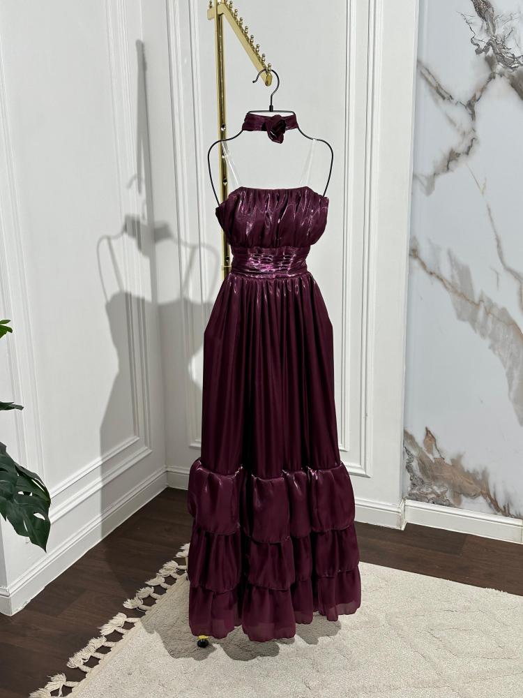 فستان ناعم من القماش اللامع