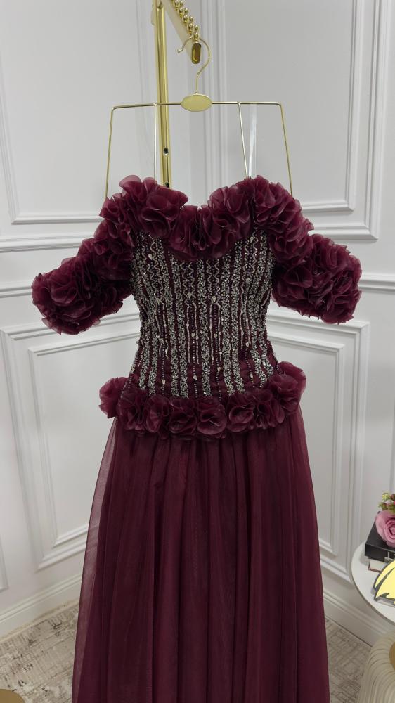 فستان طويل مقطوع بالليزر