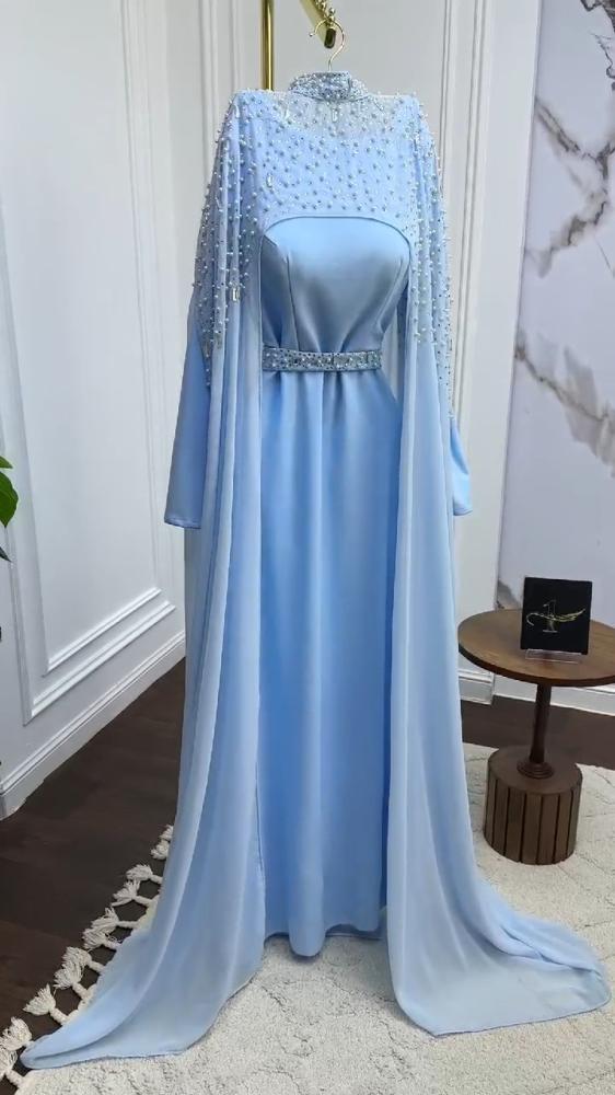 فستان من الكريب المرن والشيفون المطرز