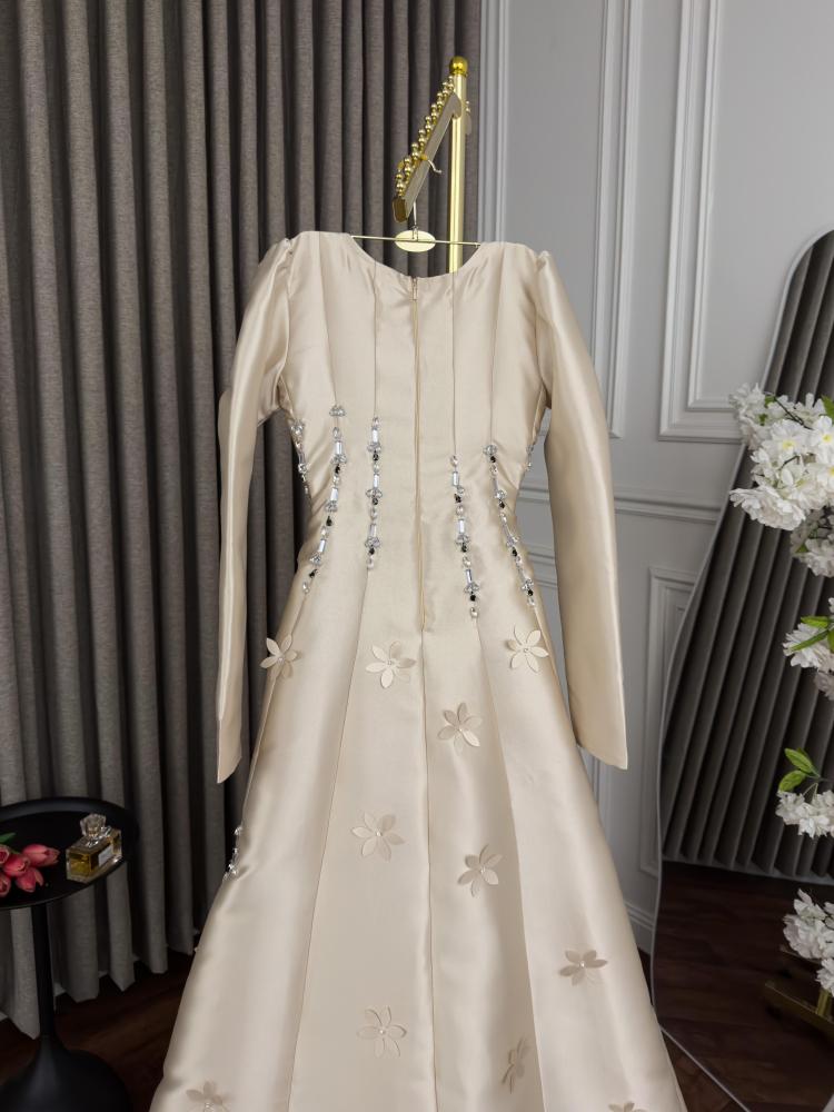 فستان ميكادو مطرز يدويًا