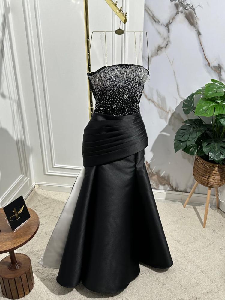 فستان ميكادو مع شقوق الصدر