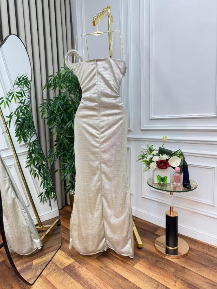 فستان سهرة مقنع