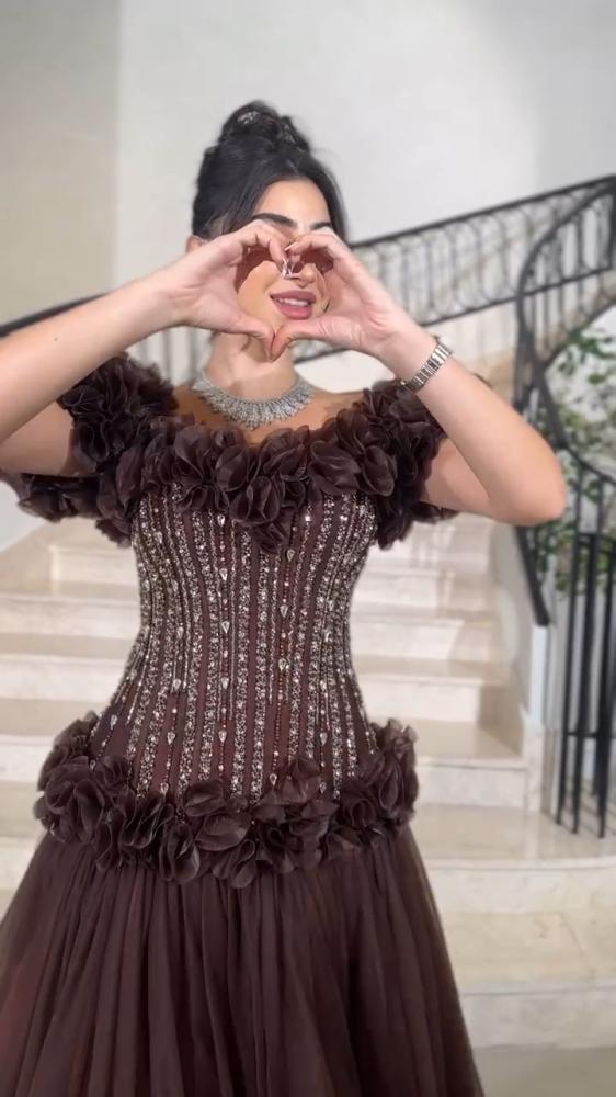 فستان طويل مقطوع بالليزر