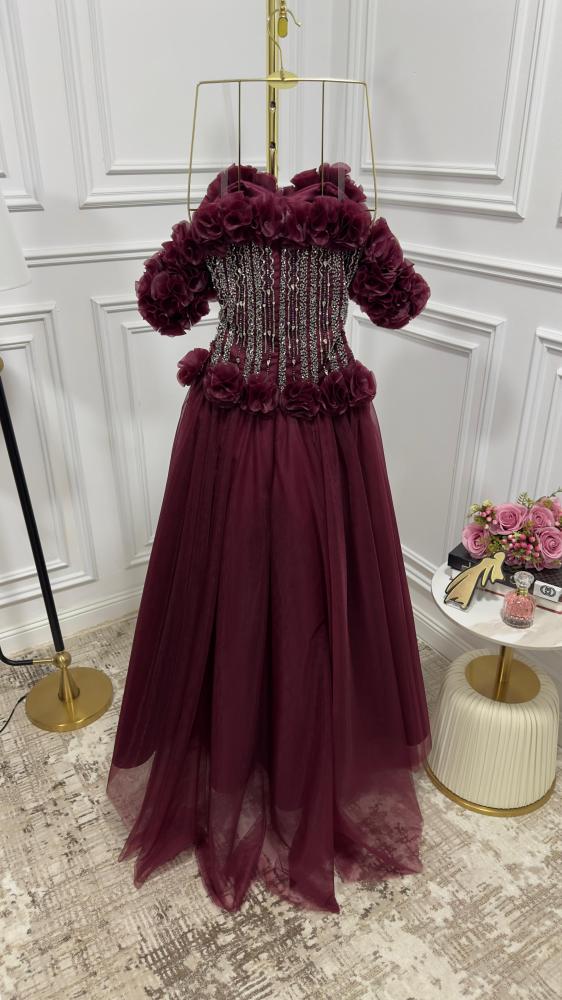 فستان طويل مقطوع بالليزر