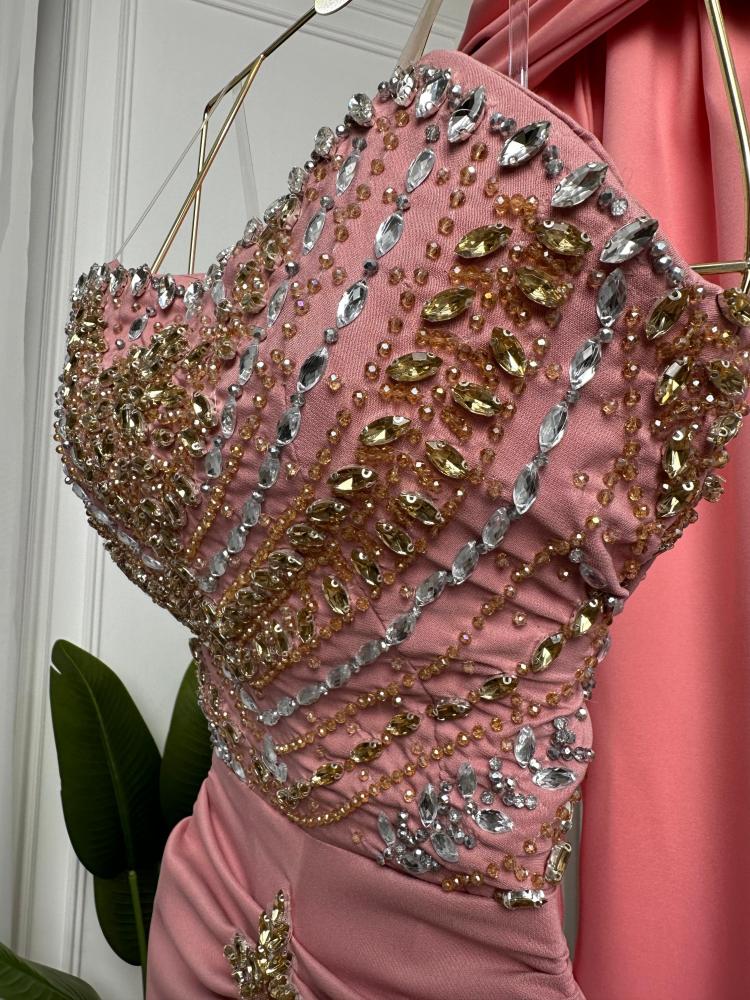 فستان باربي وتطريز يدوي