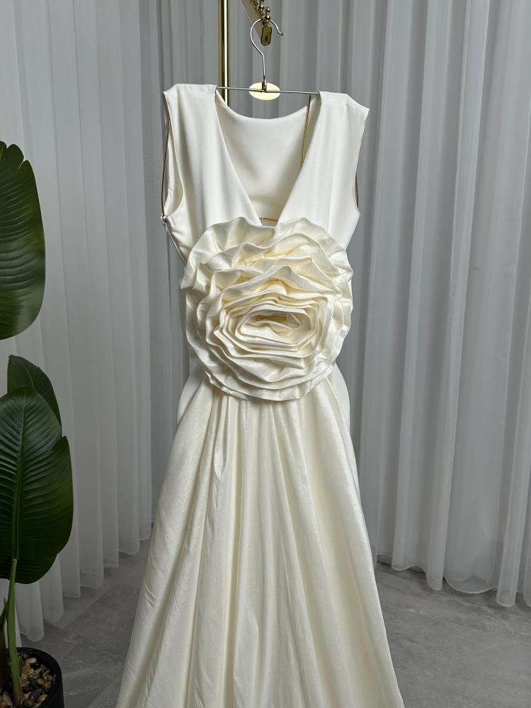 فستان أبيض عاجي