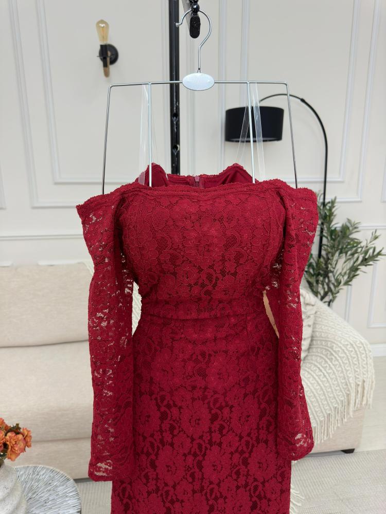 فستان من الدانتيل الناعم