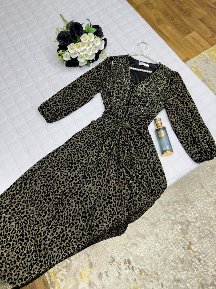 فستان نمر مخملي مطرز بالفصوص