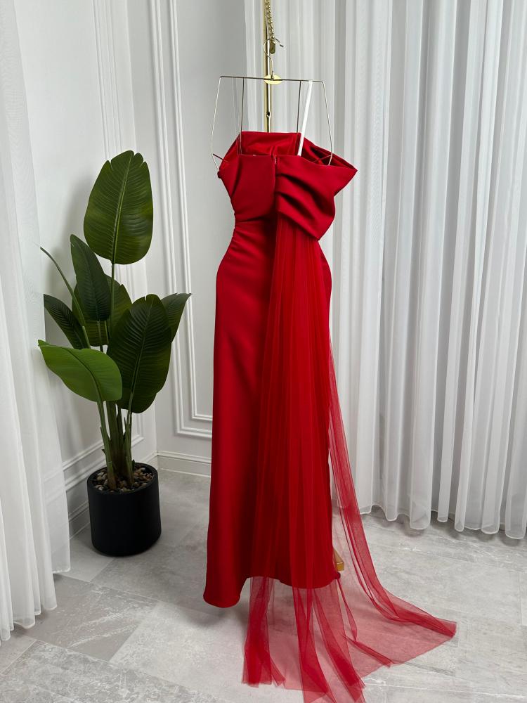 فستان باربي مطرز يدويًا وذيل من التول