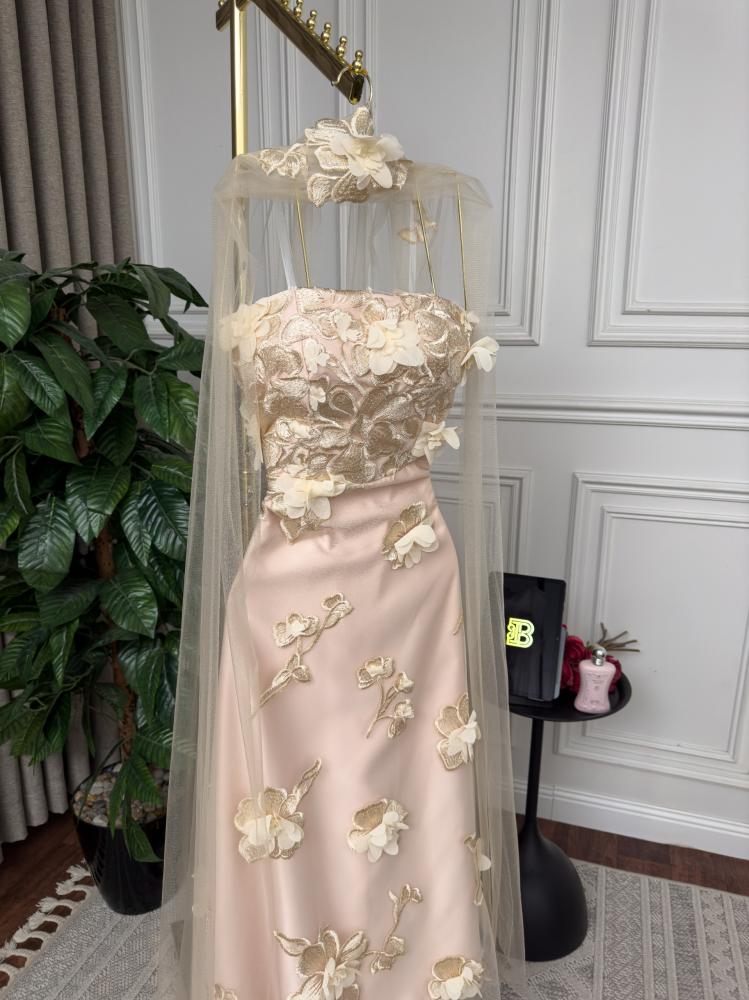 فستان عبارة عن خيط وزهرة