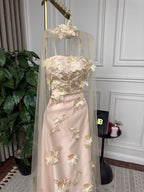 فستان عبارة عن خيط وزهرة